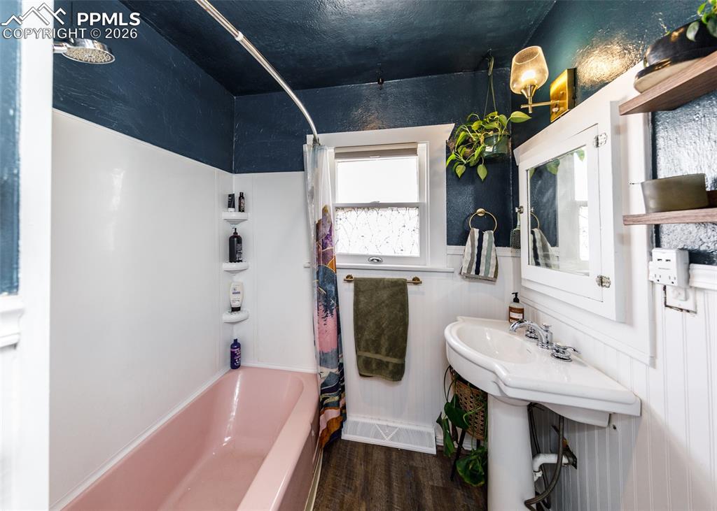 Image 19 of 42: Bathroom