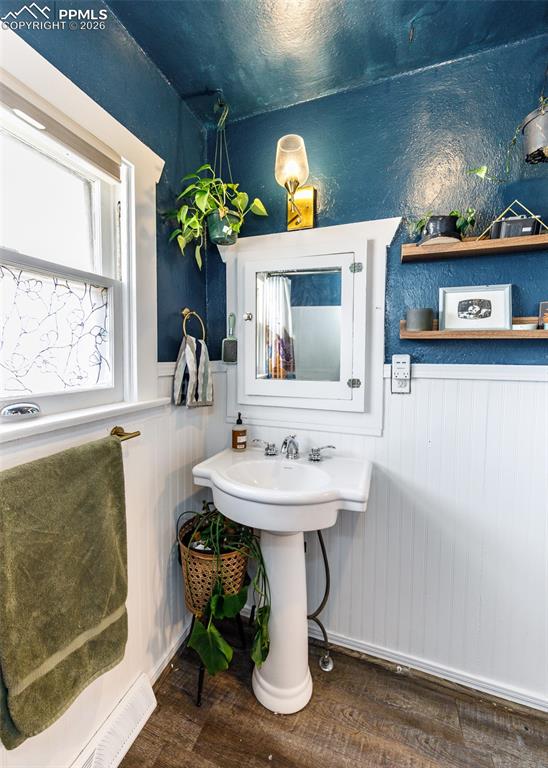 Image 20 of 42: Bathroom