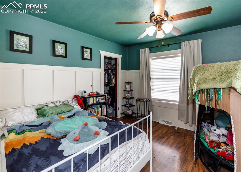 Image 22 of 42: Bedroom