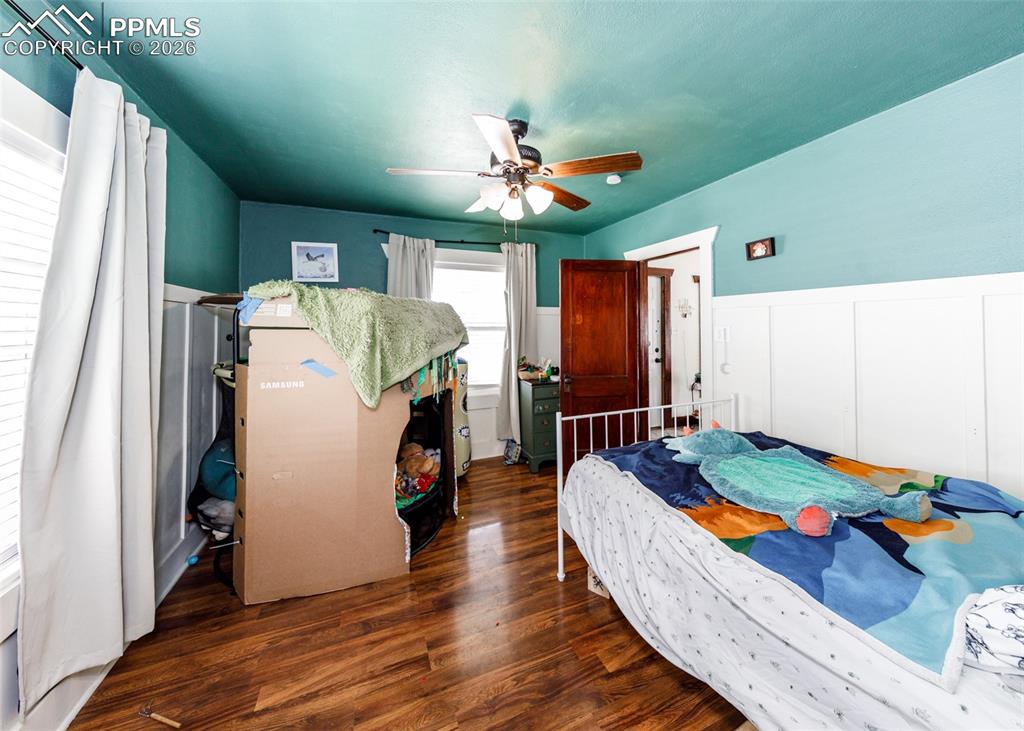 Image 23 of 42: Bedroom