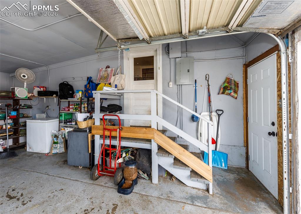 Image 33 of 42: Garage