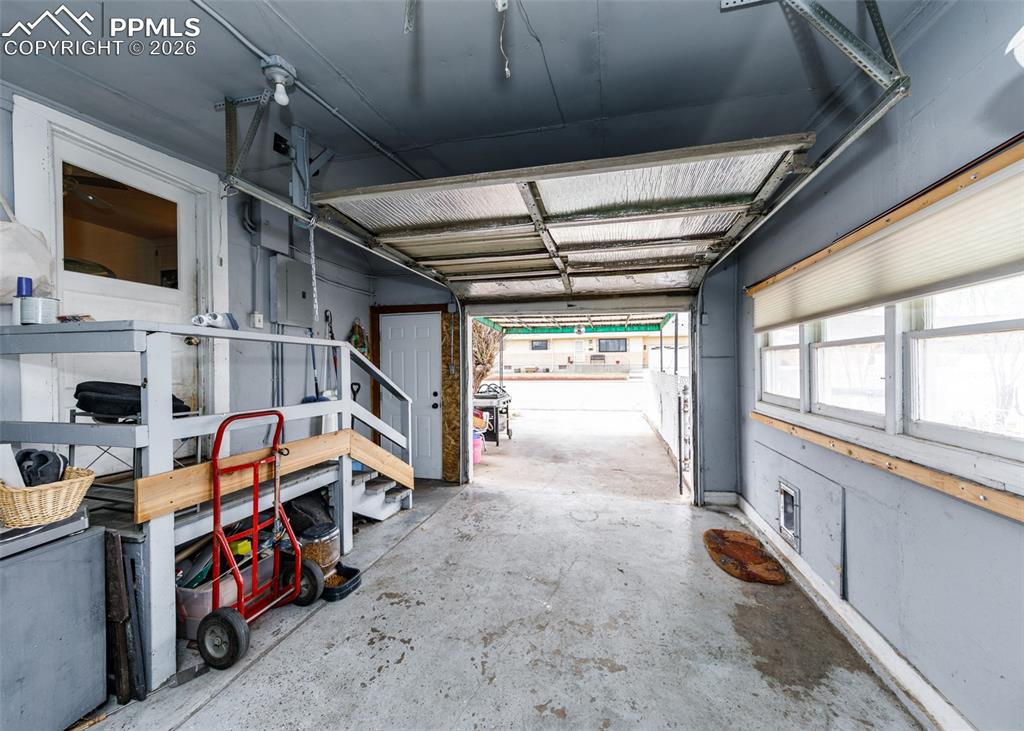 Image 35 of 42: Garage