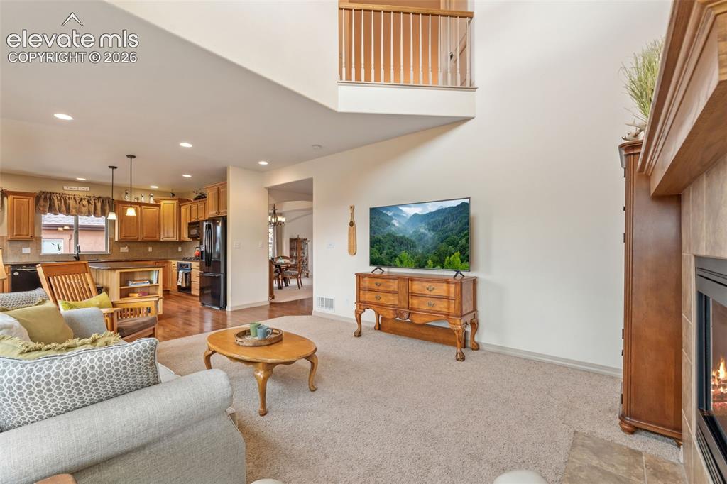 Image 14 of 50: Living room