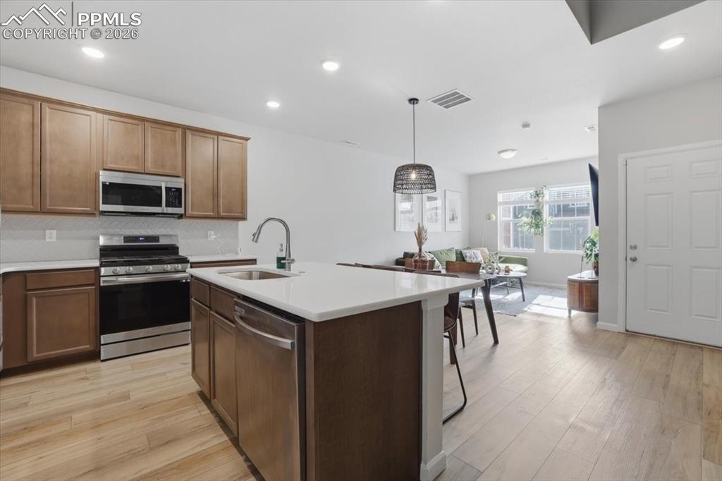 Image 11 of 40: Island with breakfast bar.