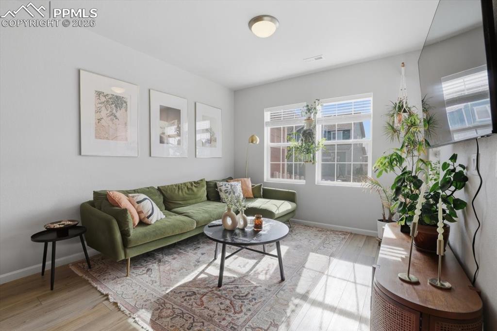 Image 6 of 40: Tons of natural light.