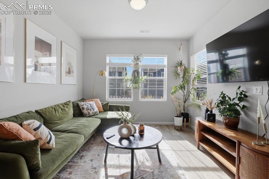 Image 7 of 40: Living room.