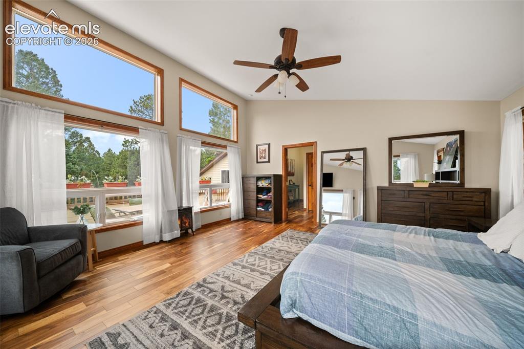Image 14 of 45: Bedroom