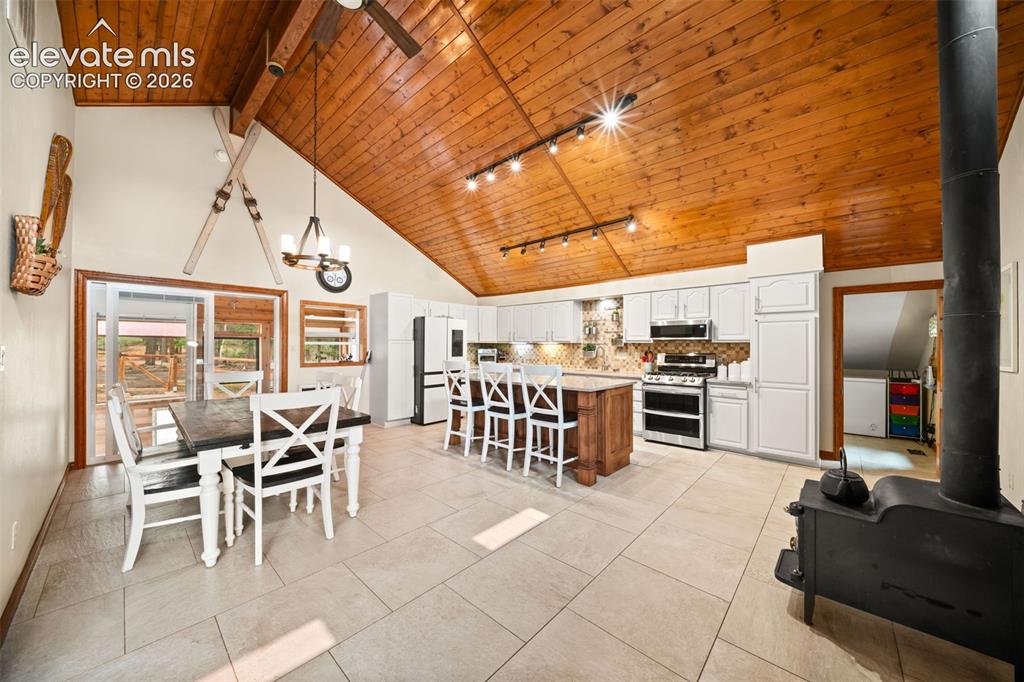 Image 4 of 45: Dining Area