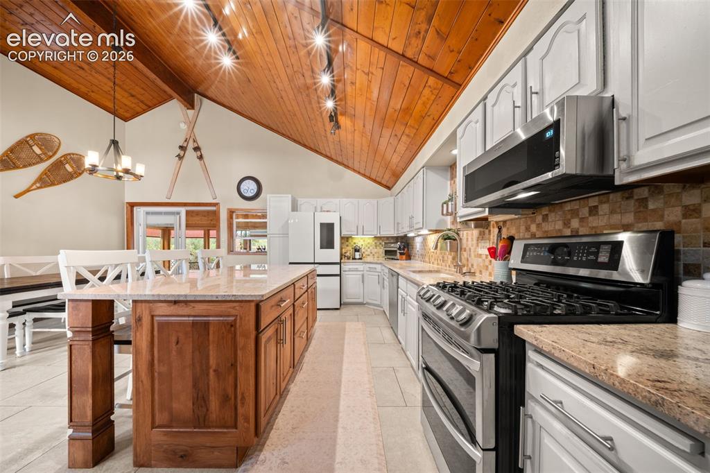 Image 5 of 45: Kitchen