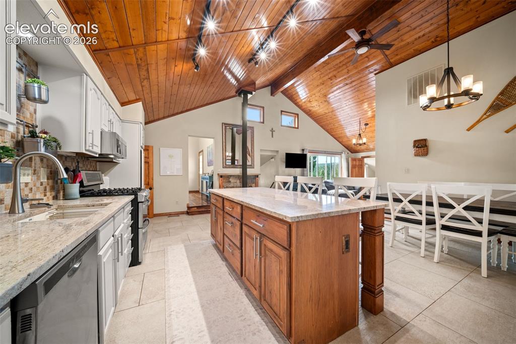 Image 7 of 45: Kitchen