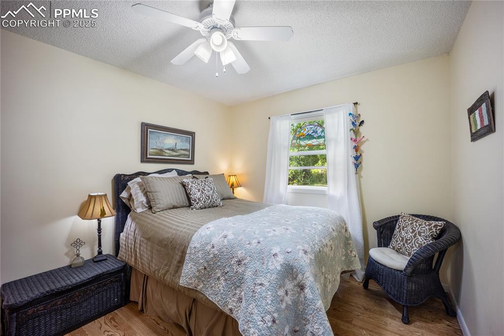 Image 16 of 50: Bedroom