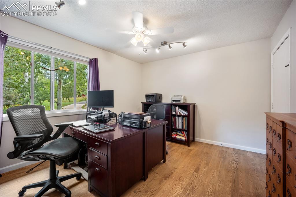 Image 18 of 50: Office