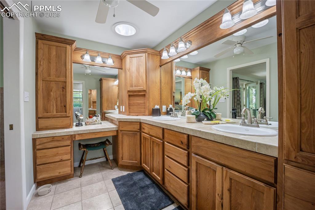 Image 22 of 50: Bathroom