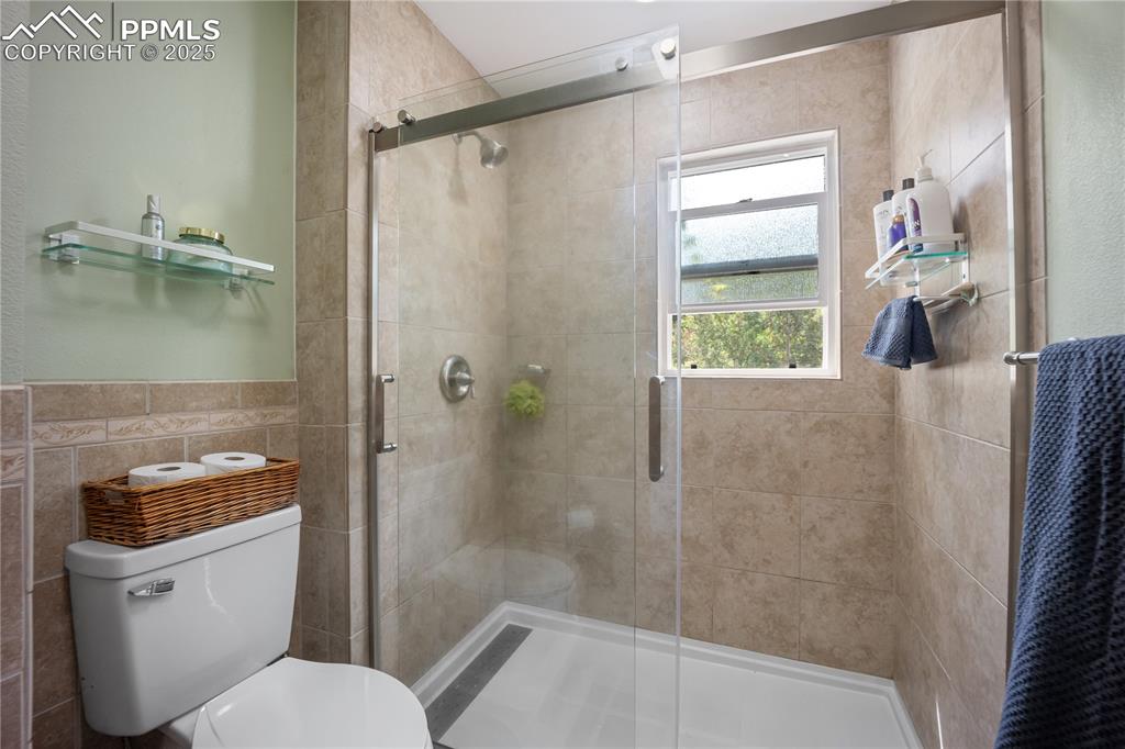 Image 23 of 50: Bathroom