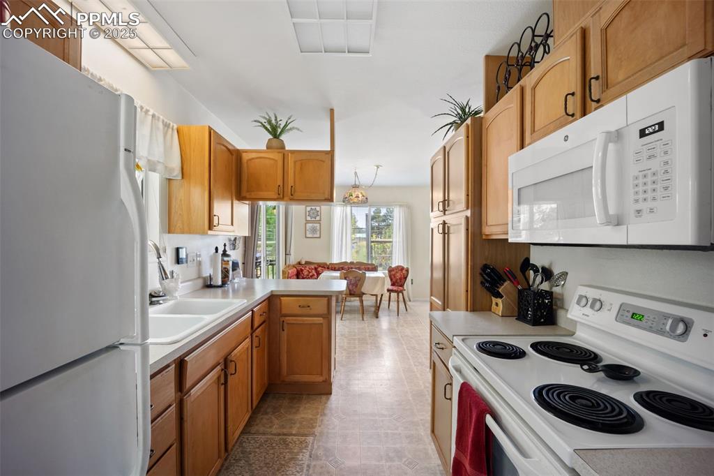 Image 26 of 50: Kitchen