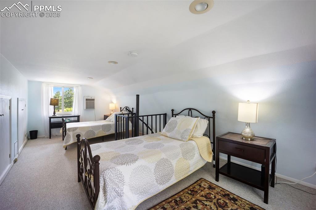 Image 31 of 50: Bedroom