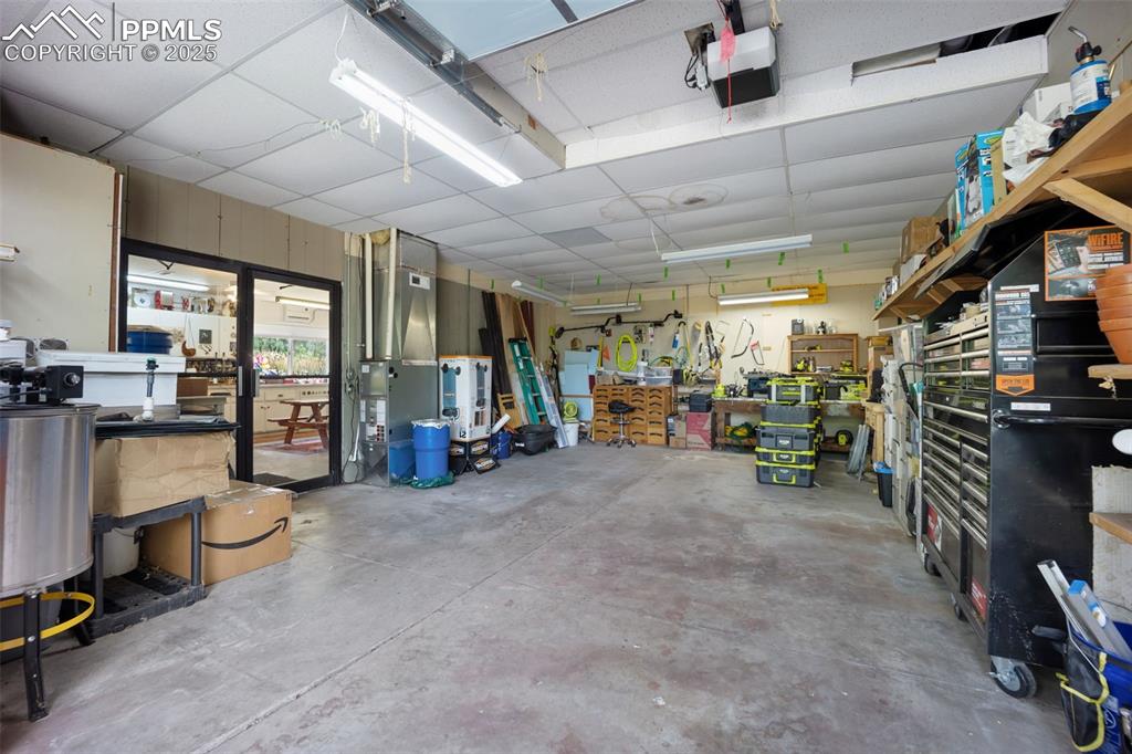 Image 34 of 50: Garage