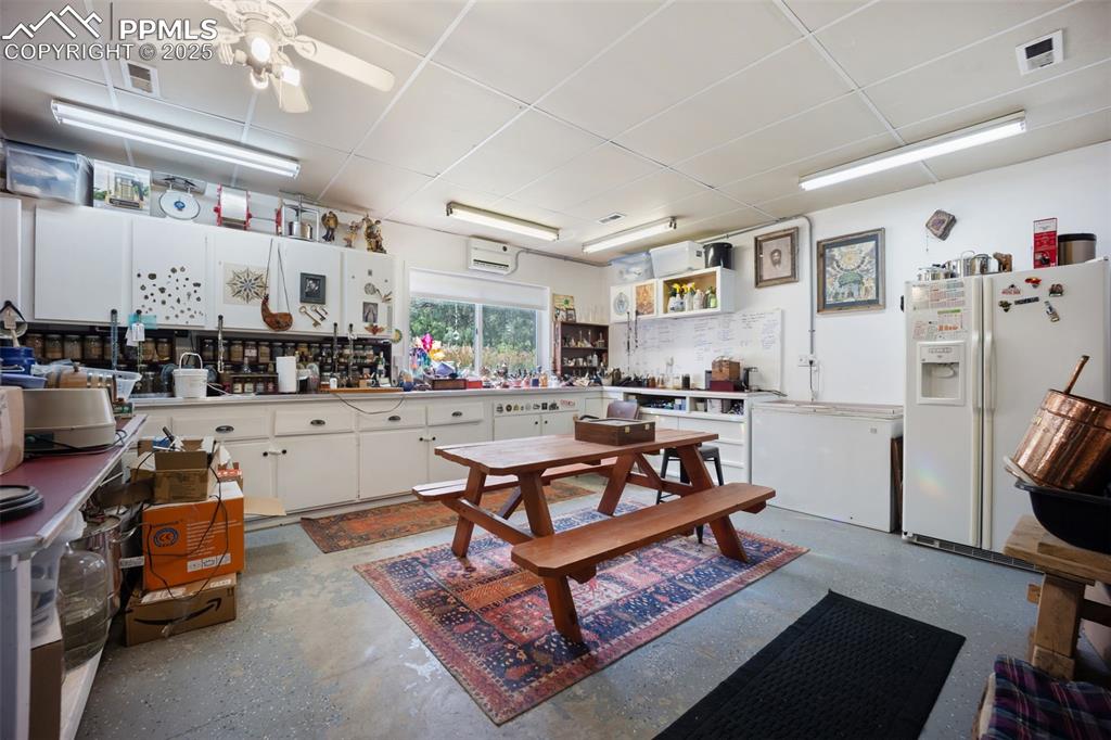 Image 35 of 50: Kitchen