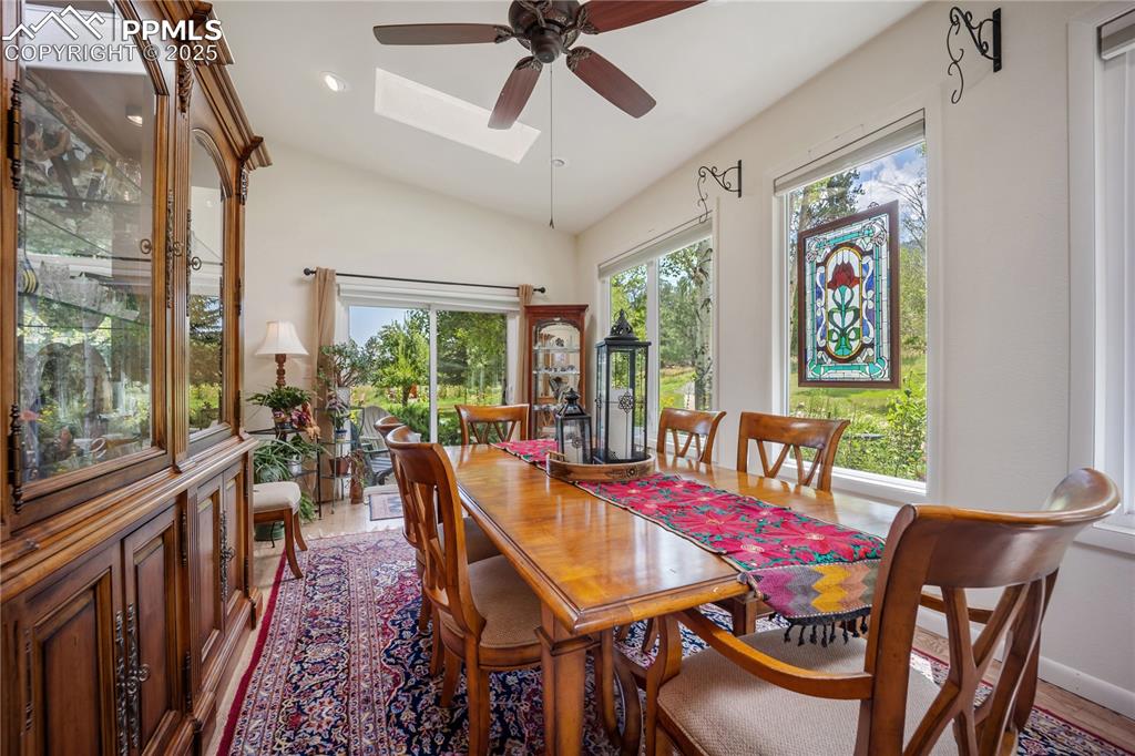 Image 5 of 50: Dining Area