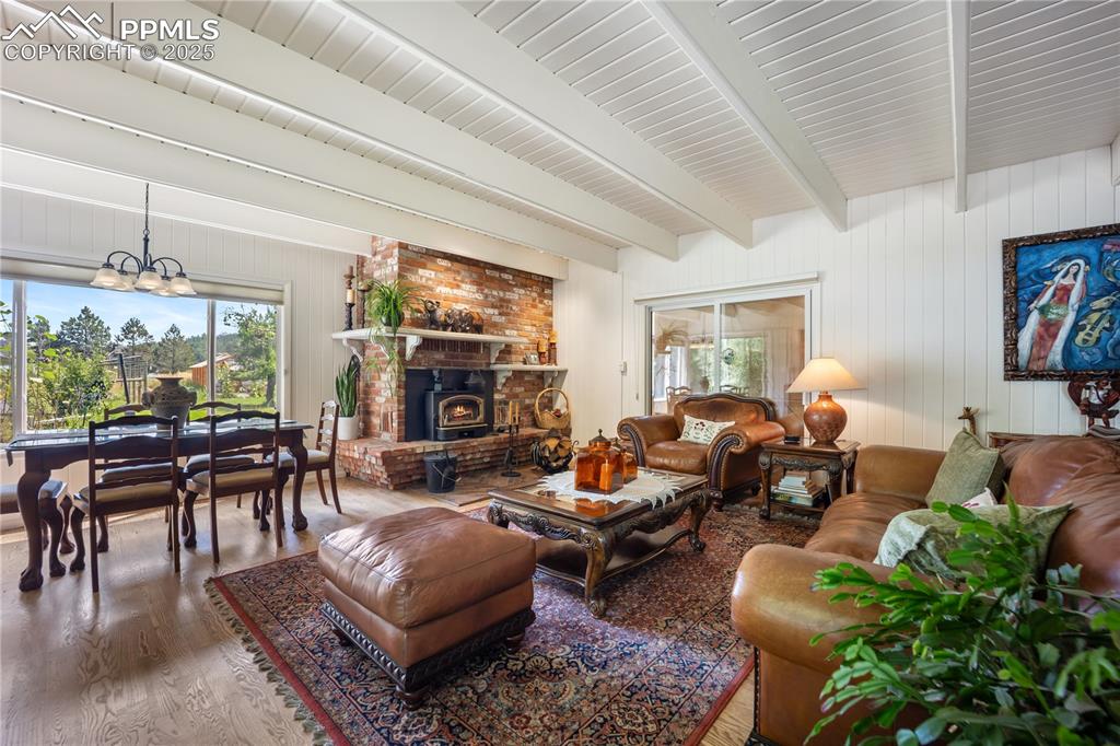 Image 6 of 50: Living Room