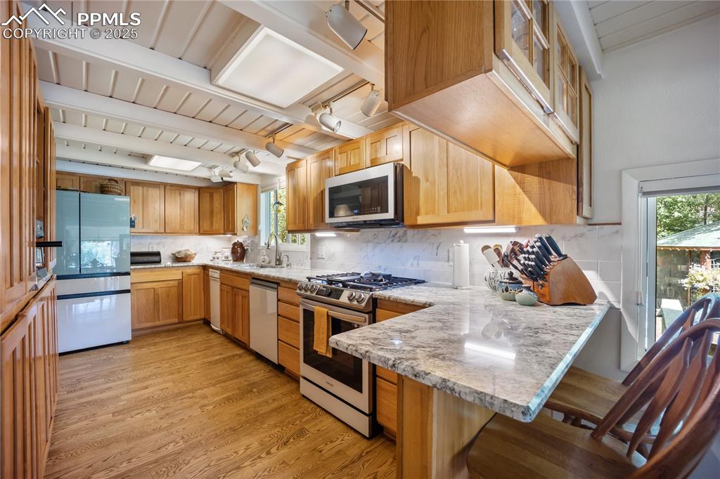 Image 9 of 50: Kitchen