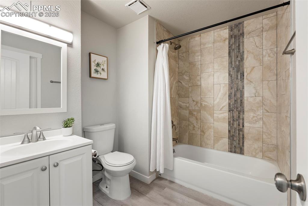 Image 31 of 39: Bathroom