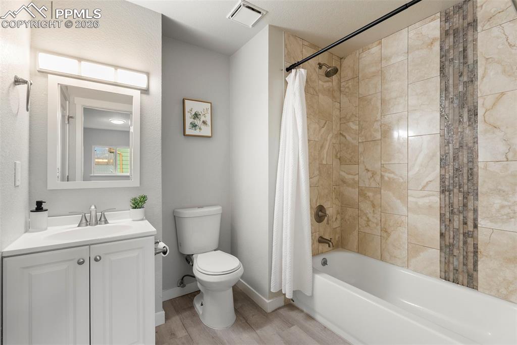 Image 32 of 39: Bathroom