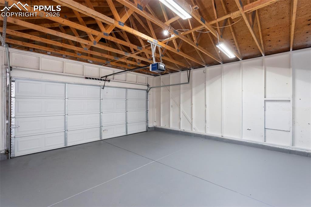 Image 36 of 39: Garage