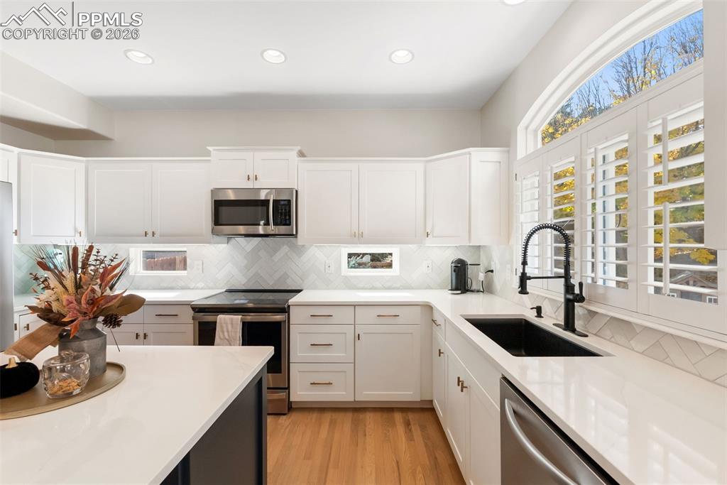 Image 14 of 46: Kitchen