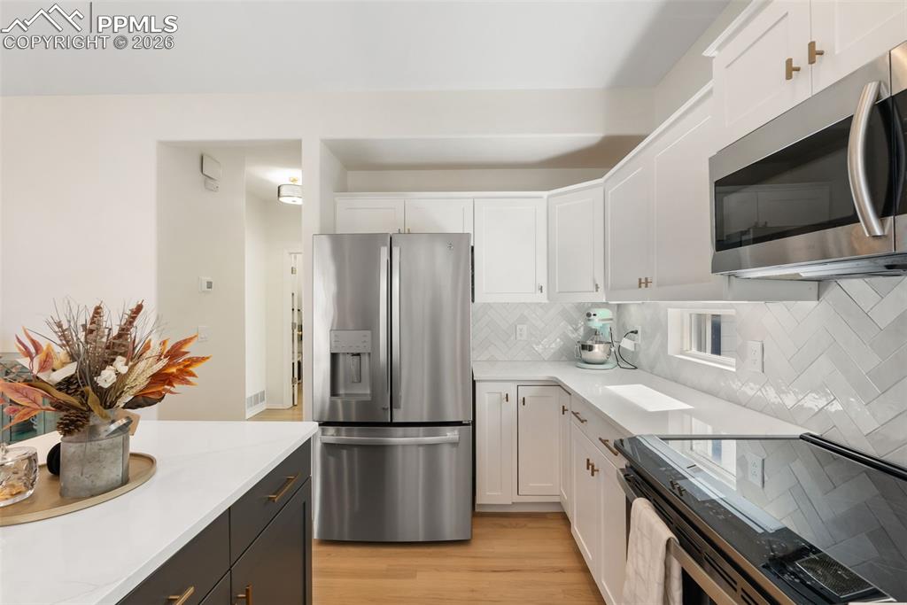 Image 15 of 46: Kitchen