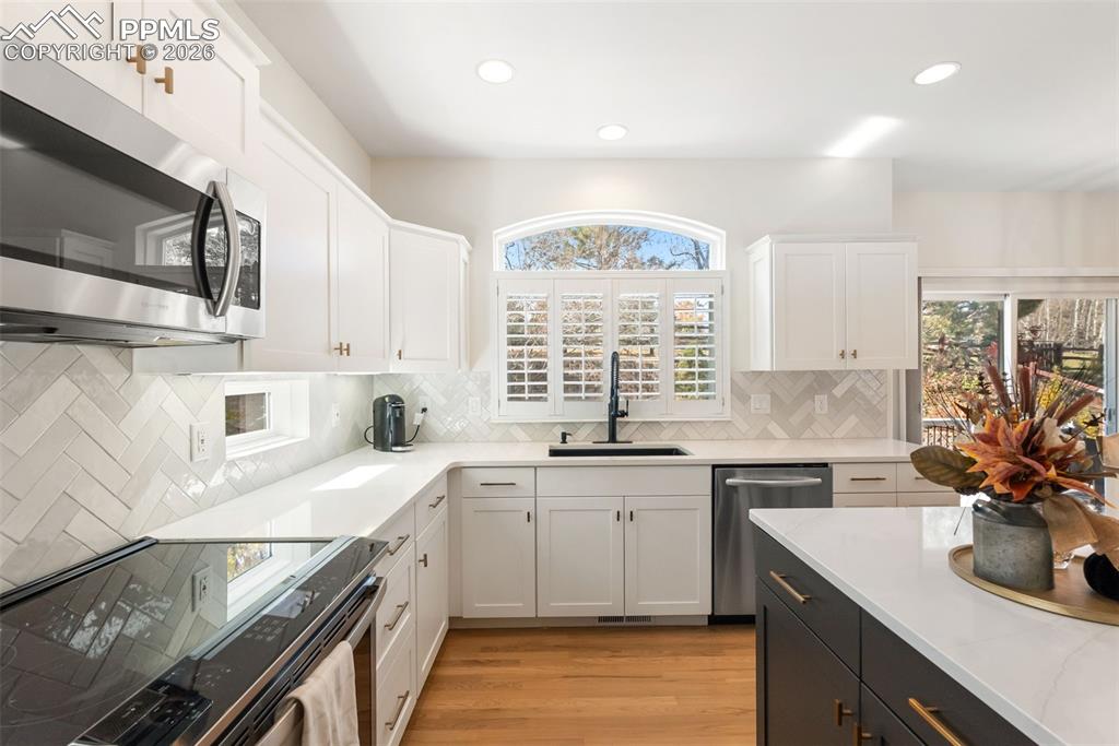 Image 17 of 46: Kitchen