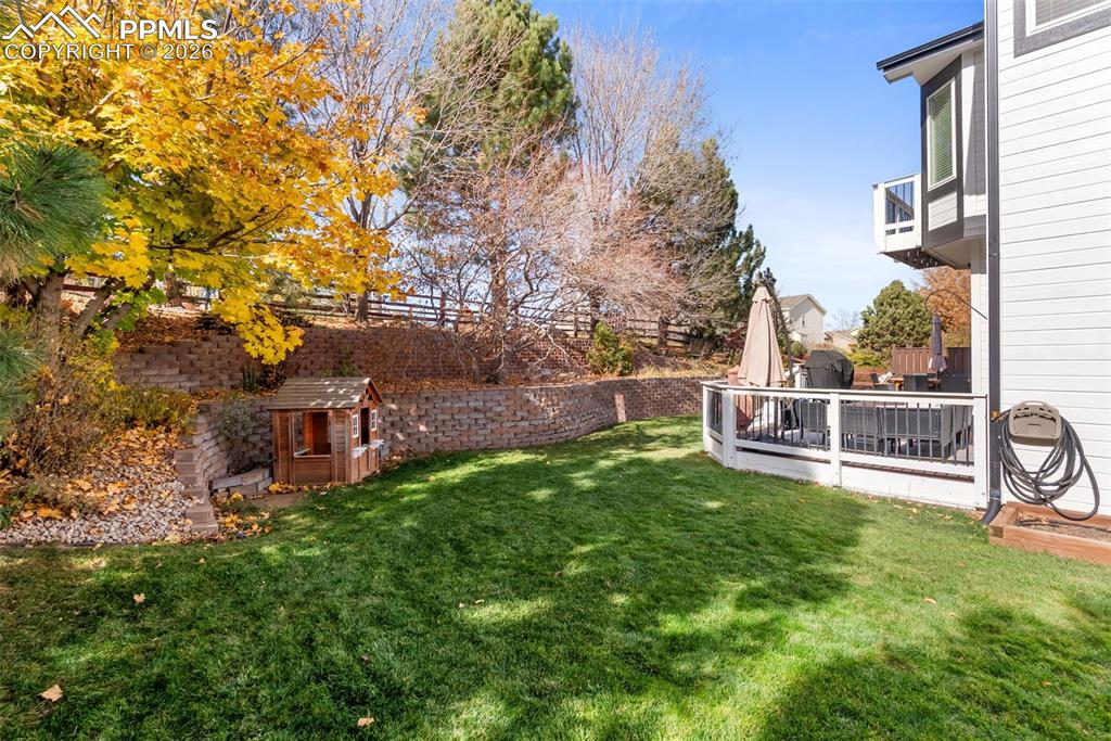 Image 44 of 46: Yard