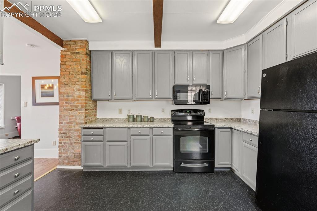 Image 10 of 25: Kitchen