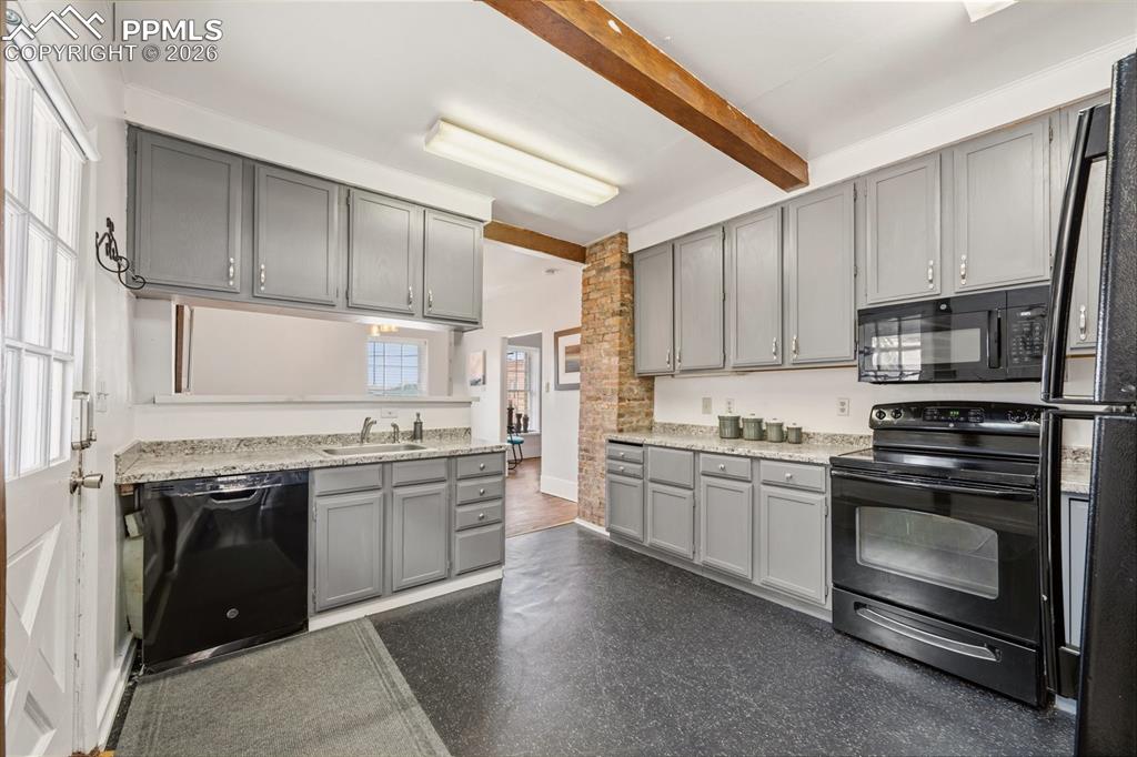 Image 11 of 25: Kitchen