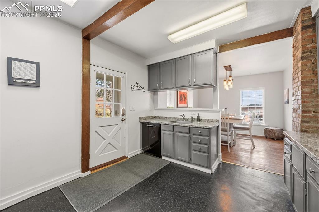 Image 12 of 25: Kitchen