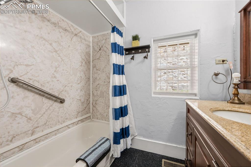 Image 16 of 25: Bathroom