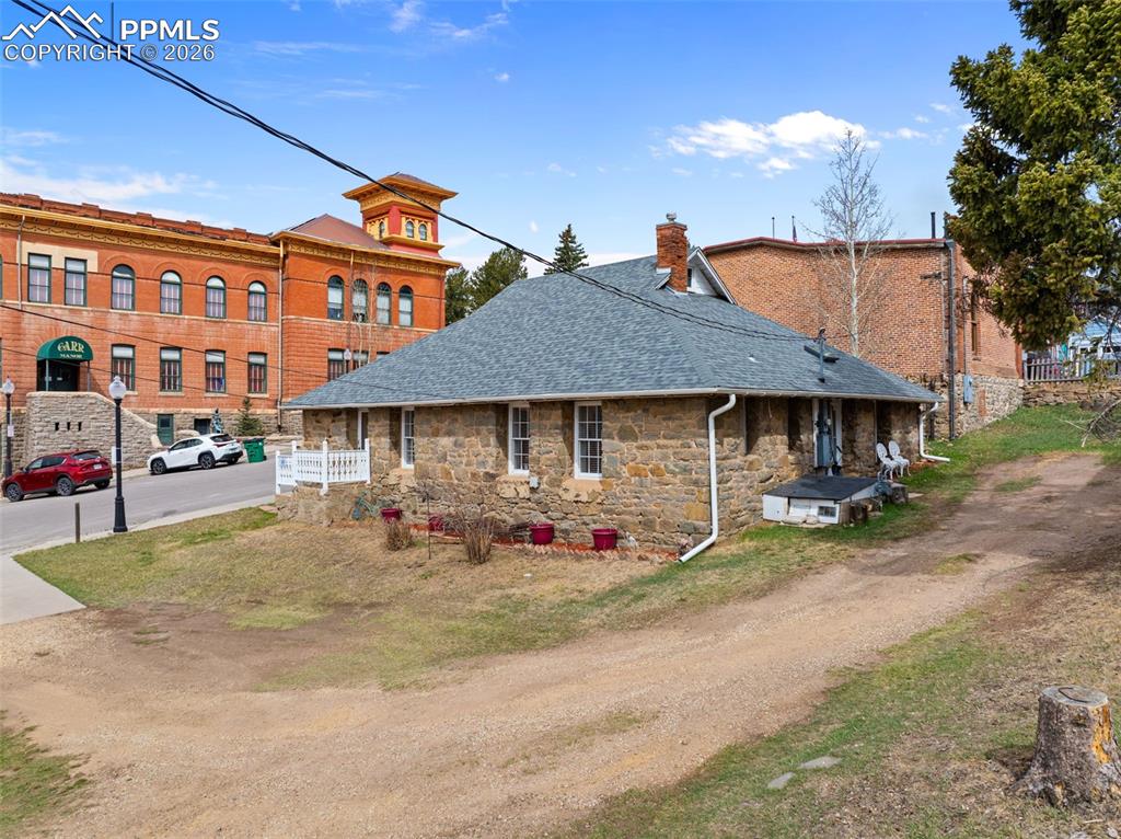 Image 17 of 25: Side of Structure