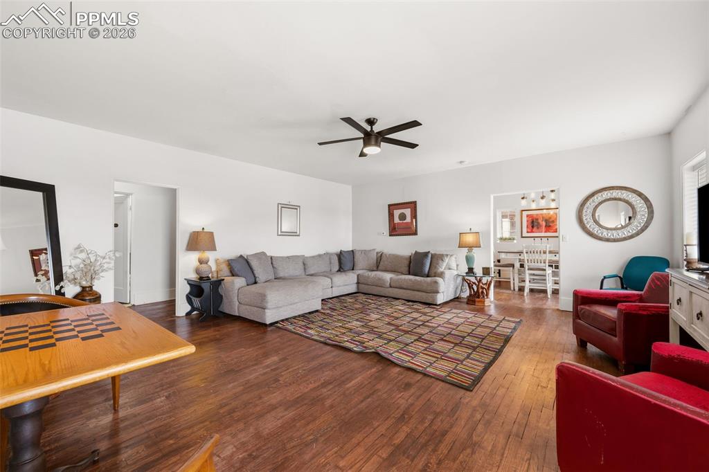 Image 5 of 25: Living Room