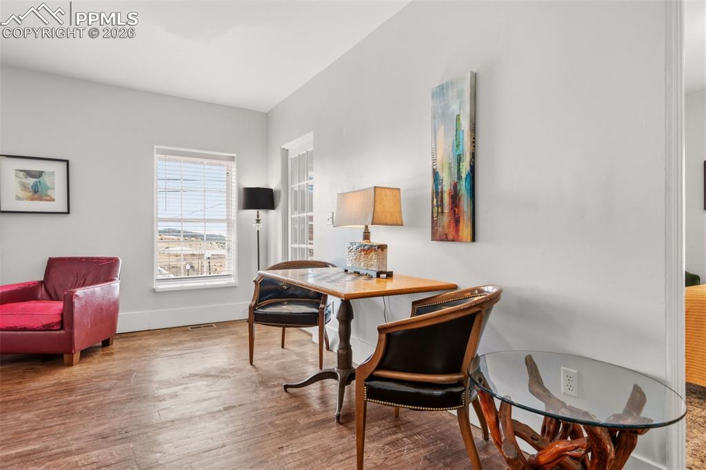 Image 7 of 25: Sitting Room