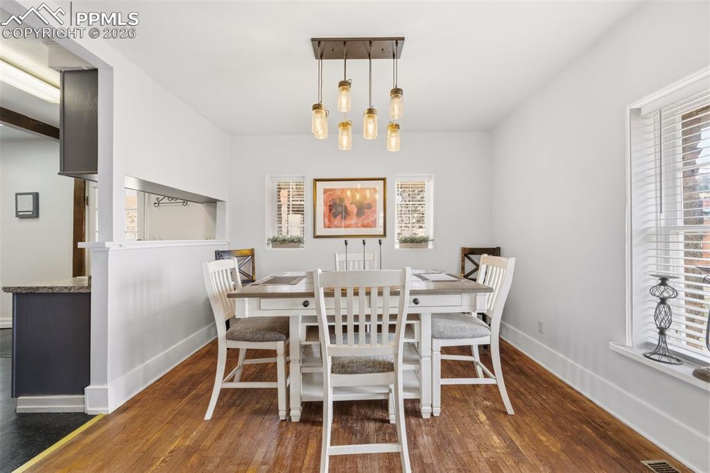 Image 8 of 25: Dining Area