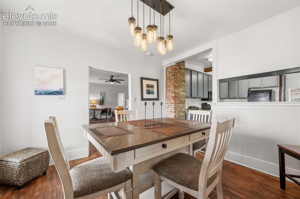 Image 8 of 25: Dining Area