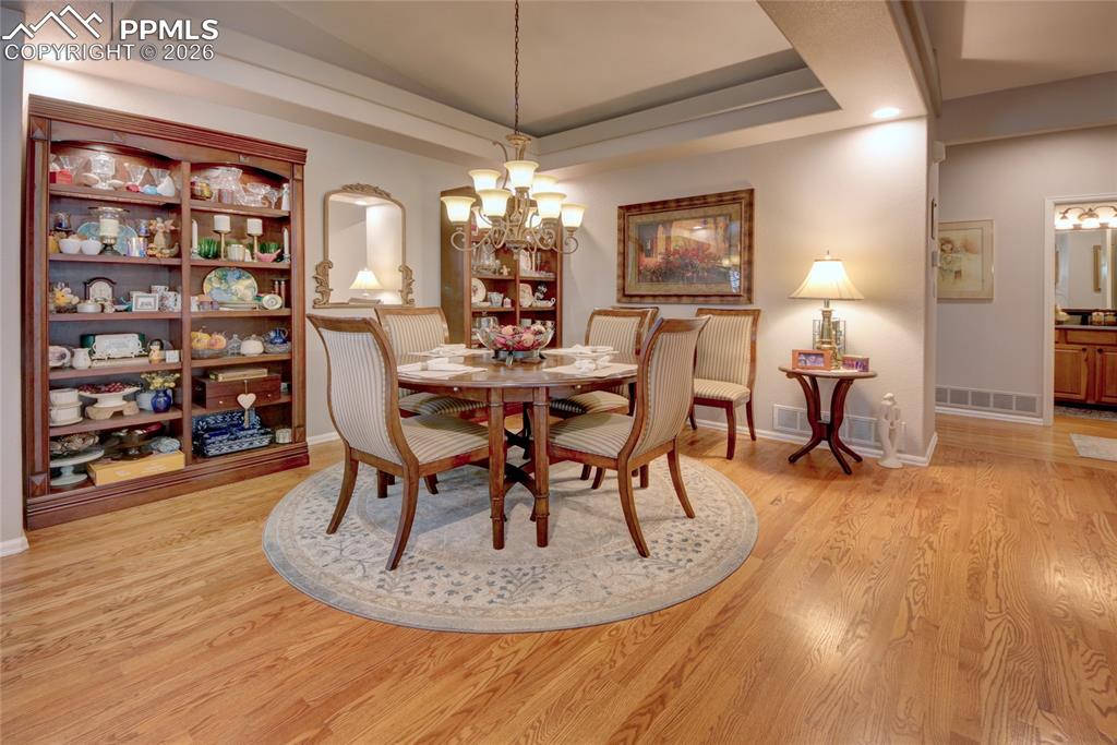 Image 13 of 50: Dining room tray ceiling