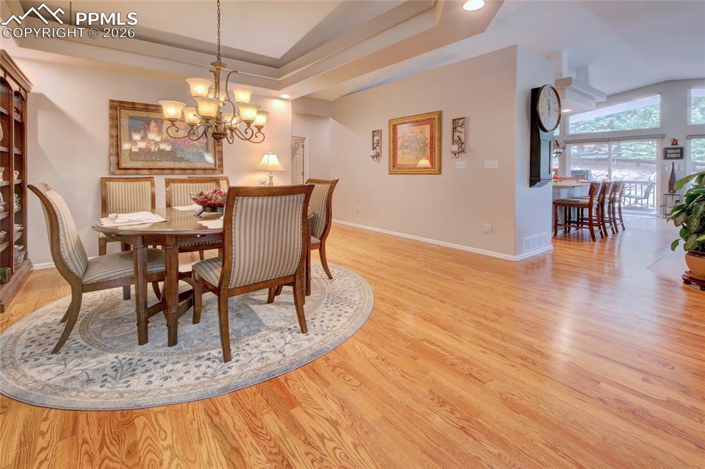 Image 13 of 50: Dining room chandelier