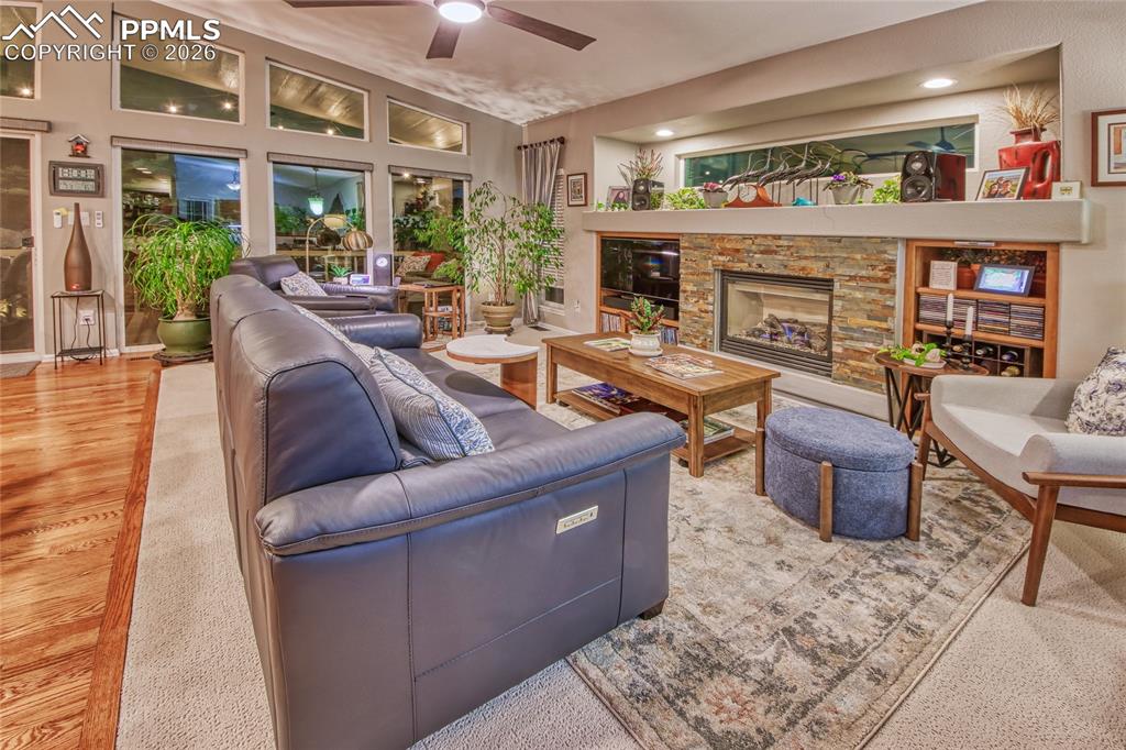 Image 48 of 50: Twight in living room