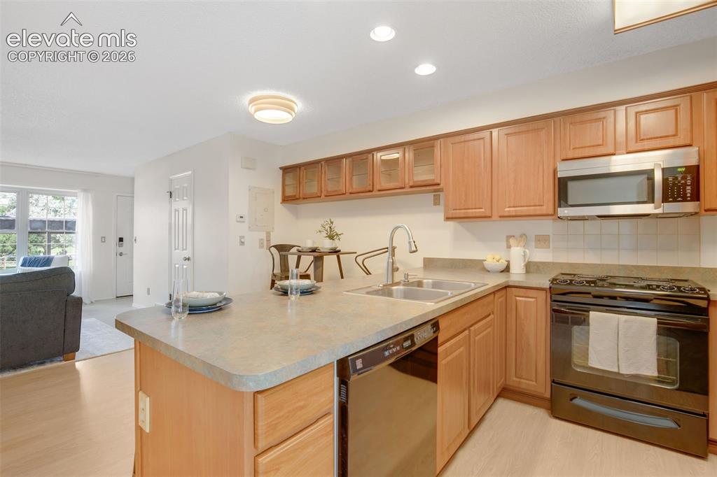 Image 15 of 50: Kitchen