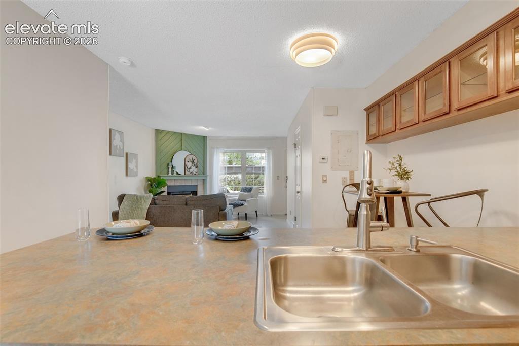 Image 17 of 50: Kitchen