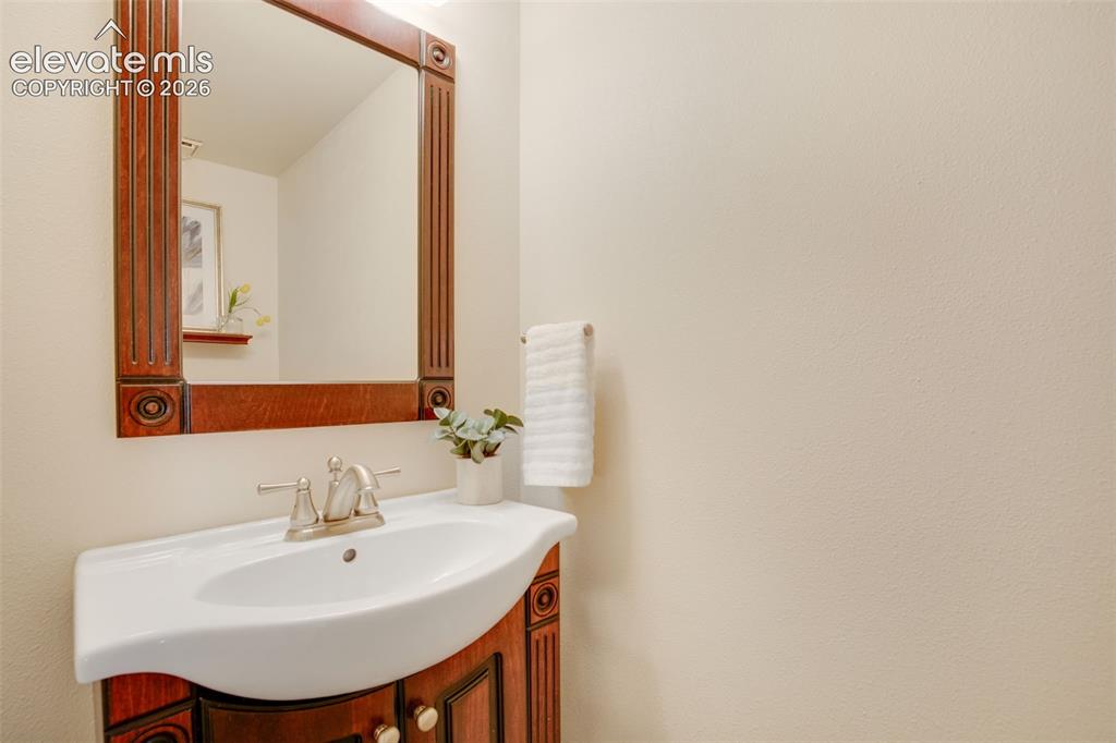 Image 18 of 50: Bathroom