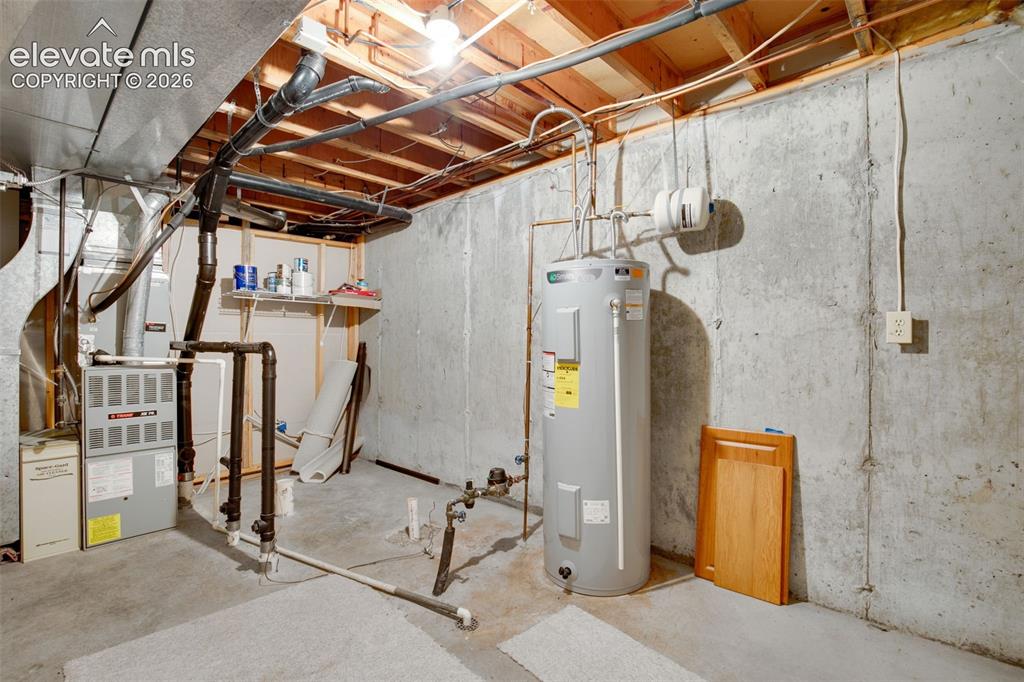 Image 36 of 50: Utility Room