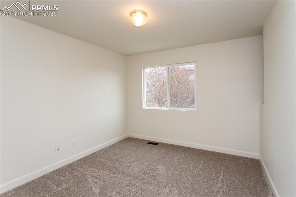 Image 26 of 38: Upper bedroom 1