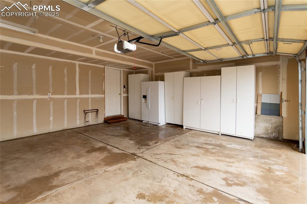 Image 33 of 38: Plenty of storage and oversized with a bench